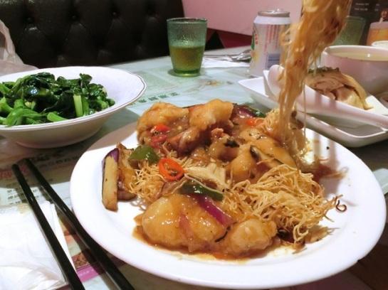 尖沙咀の『翠華餐廳』で食べた焼そば的なもの。翠華餐廳は香港各地にある（空港にもある）ファミレスチェーン。カツカレーとか豚骨ラーメンもあるいい加減な店ですが、安くて普通に美味しい